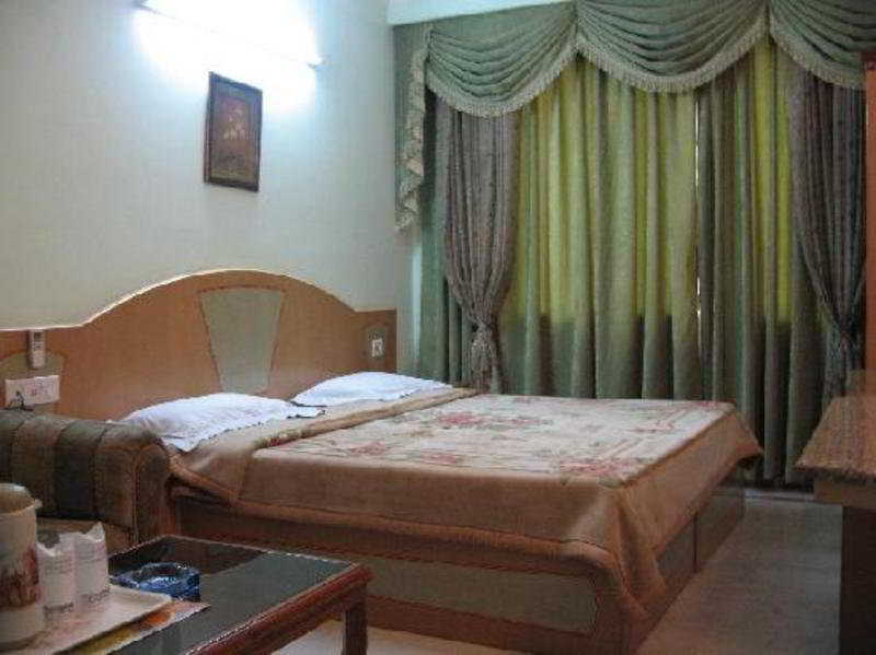 דלהי The Crest Inn חדר תמונה